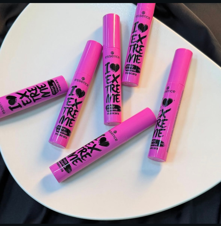 مژه های مشکی و بلند با ریمل اورجینال اسنس